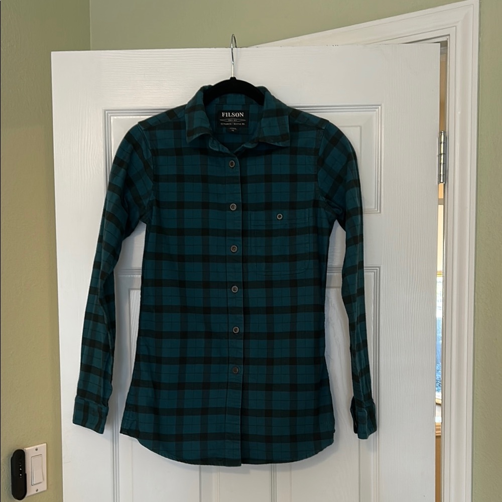 Filson Women's Alaskan Guide Shirt in Emerald/Forest Plaid